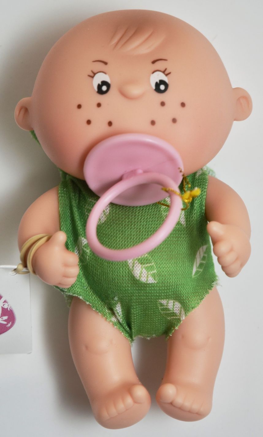 Holčička v zeleném oblečku od firmy Berjuan