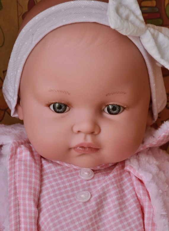 Realistické miminko Chencho - holčička Alicia v růžové bundě od firmy Lamagik