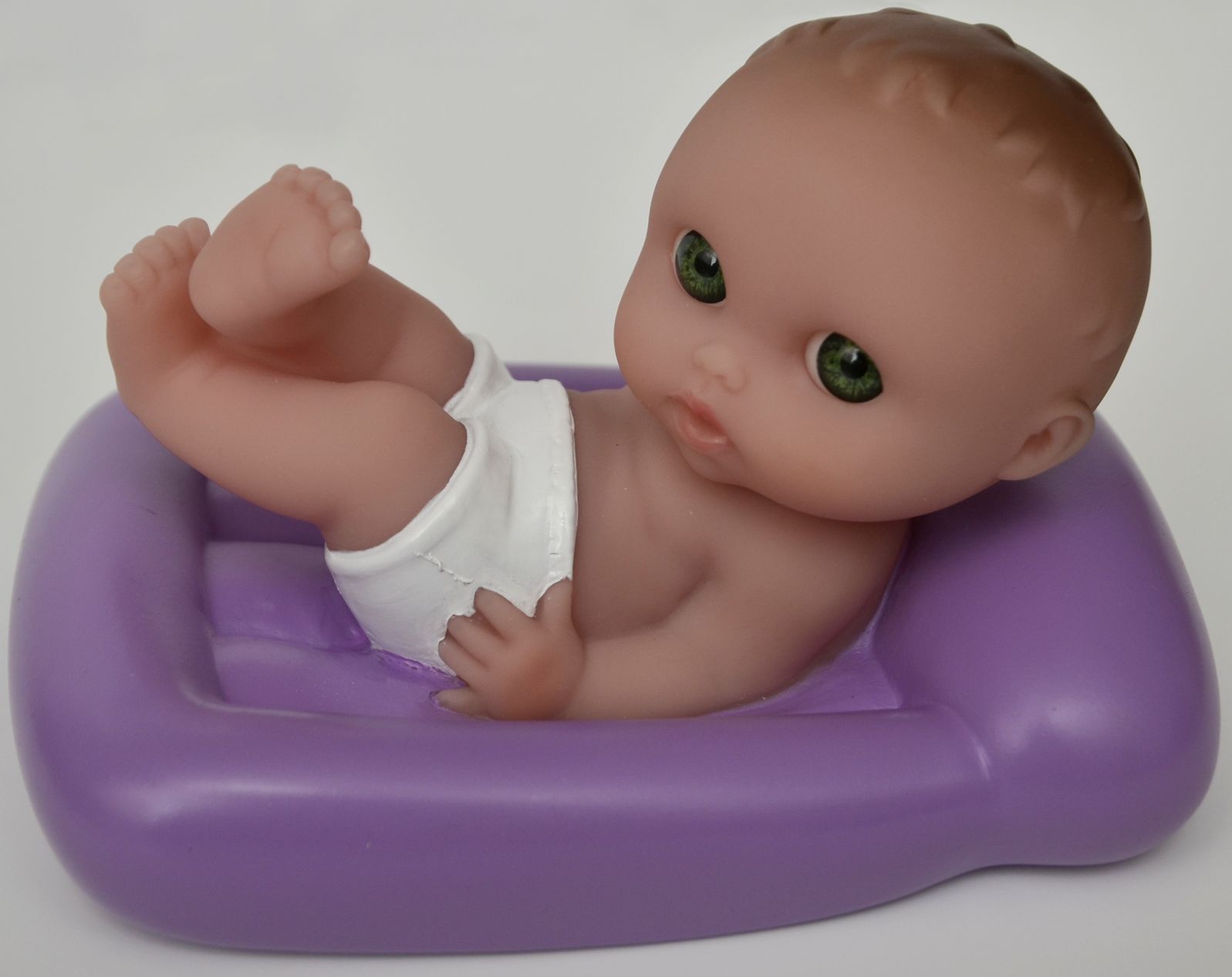 Plavací miminka - holčička na fialovém lehátku od firmy Berenguer