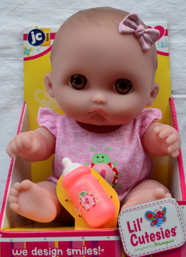 Ebbi - panenka s růžovou mašličkou od firmy JC Toys ze Španělska