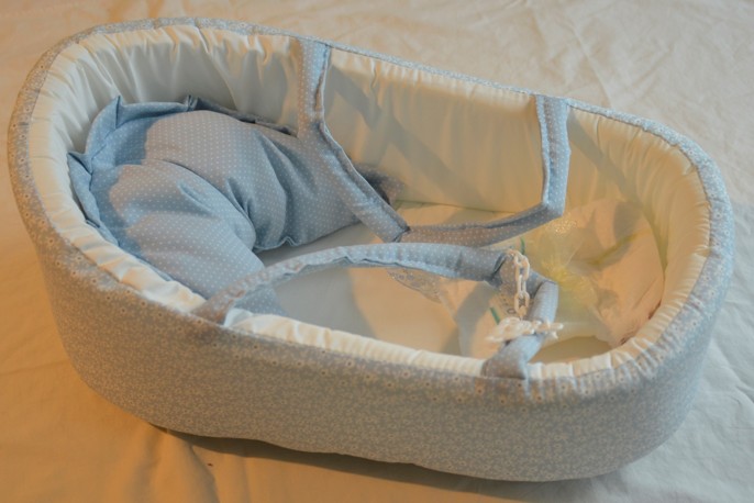 Modrá přenosná taška s bílými kvítky - košík pro miminko 42 cm