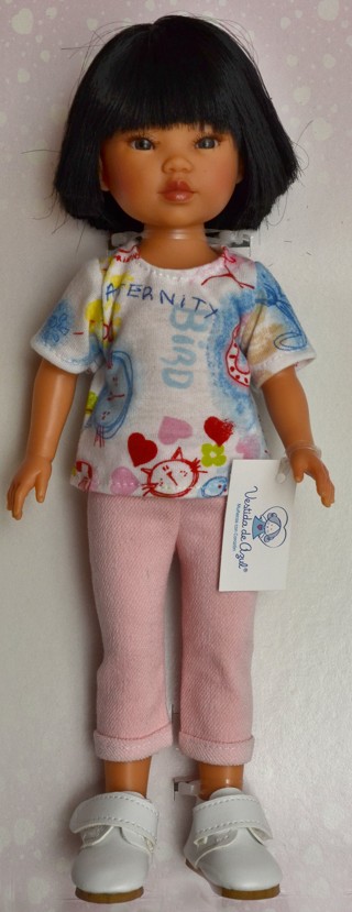 Realistická panenka holčička Umi v bílém tričku s barevným potiskem od firmy Vestida de Azul