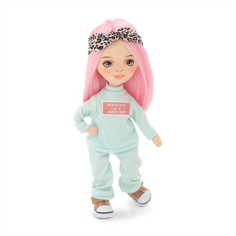 Panenka Billie ve světle modré teplákové soupravě od firmy ORANGE TOYS