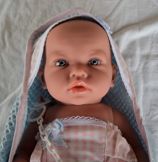 Realistické miminko - holčička Marjánka v osušce s kapucou od španělské firmy Marina & Pau