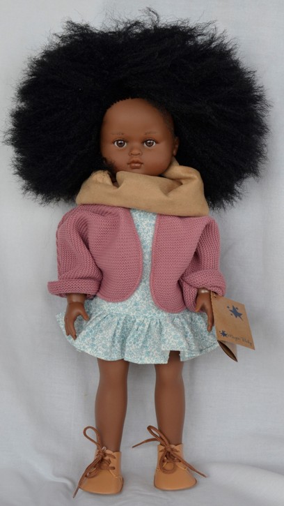 Snědá Nani s účesem "afro" od firmy Lamagik ze Španělska