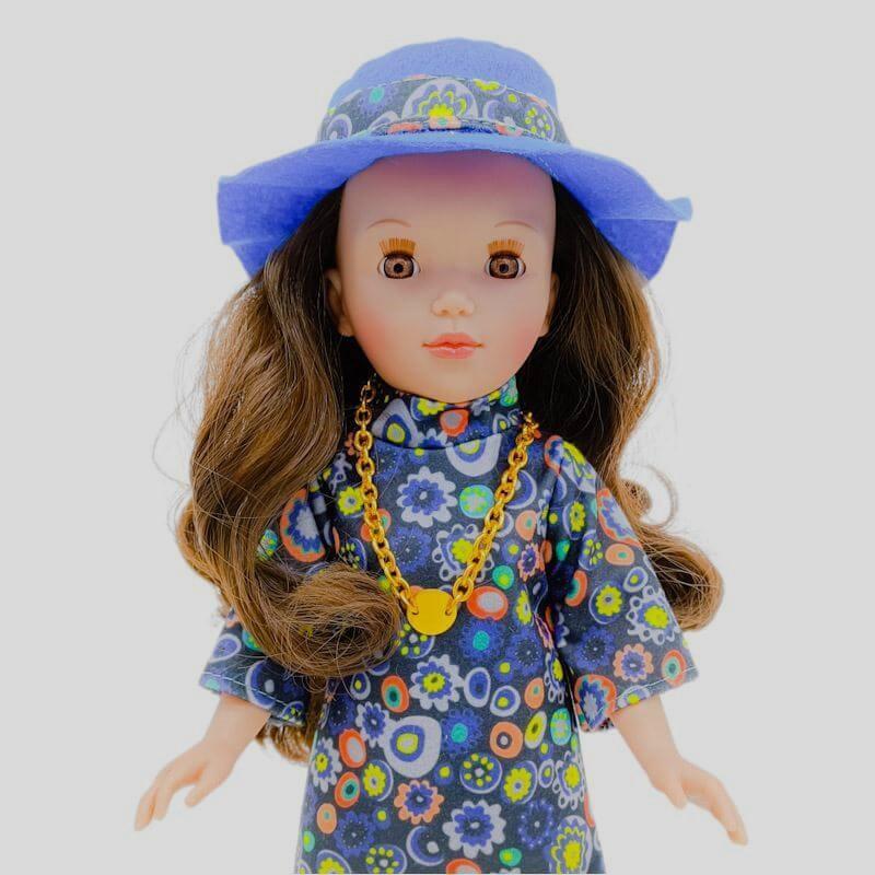 Panenka Pepa´s v modrých šatech a kloboučku od firmy Folk Artesanía