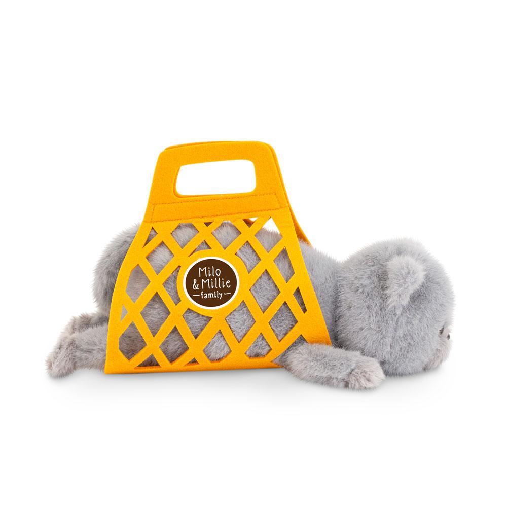 Šedá kočička Milo v přepravce od firmy ORANGE TOYS