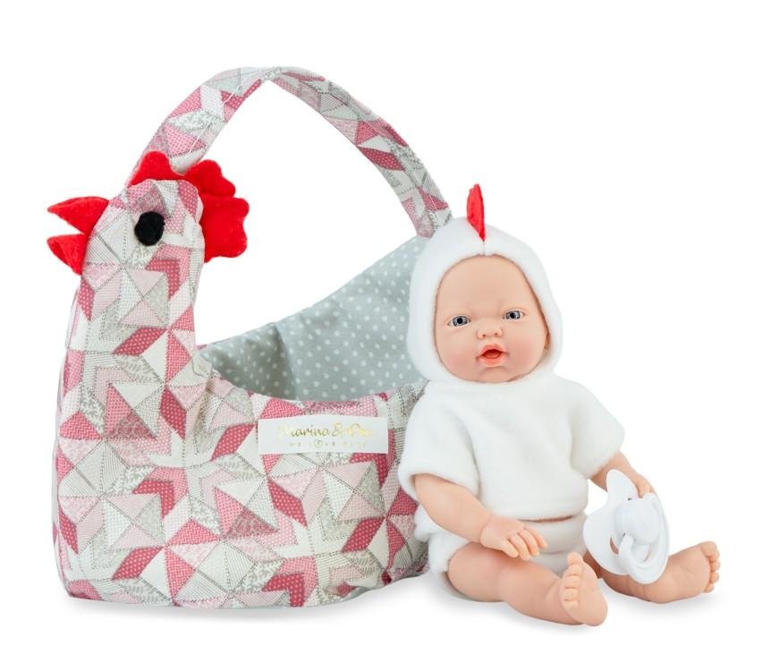 Marina & Pau – realistické miminko holčička 21 cm v kohoutím oblečku a  košíku 