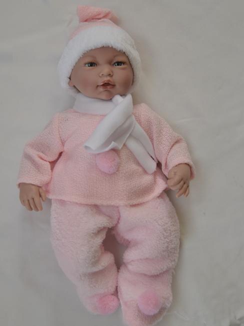 Holčička Alba v  zimním oblečení  se šálkou od firmy Guca 