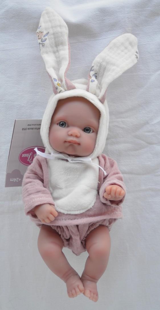 Antonio Juan – panenka holčička Mufly převlečená za zajíčka 