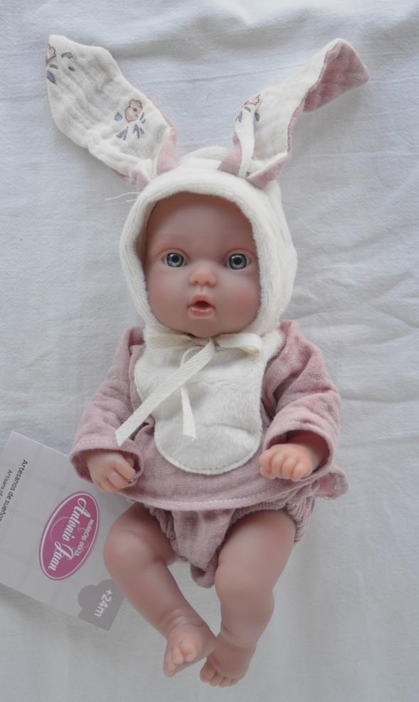 Antonio Juan – panenka holčička Picolin převlečená za zajíčka 