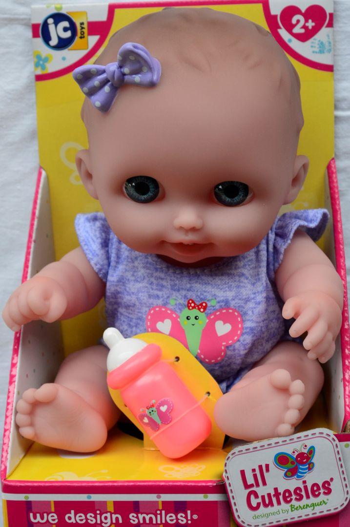 Abbi - panenka s fialovou mašličkou od firmy JC Toys ze Španělska
