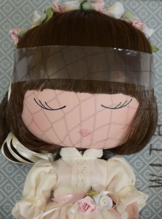 Panenka Anekke v krémových šatech od firmy Berjuan