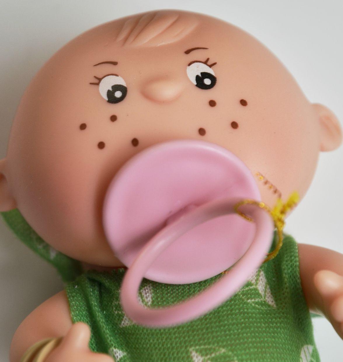 Holčička v zeleném oblečku od firmy Berjuan