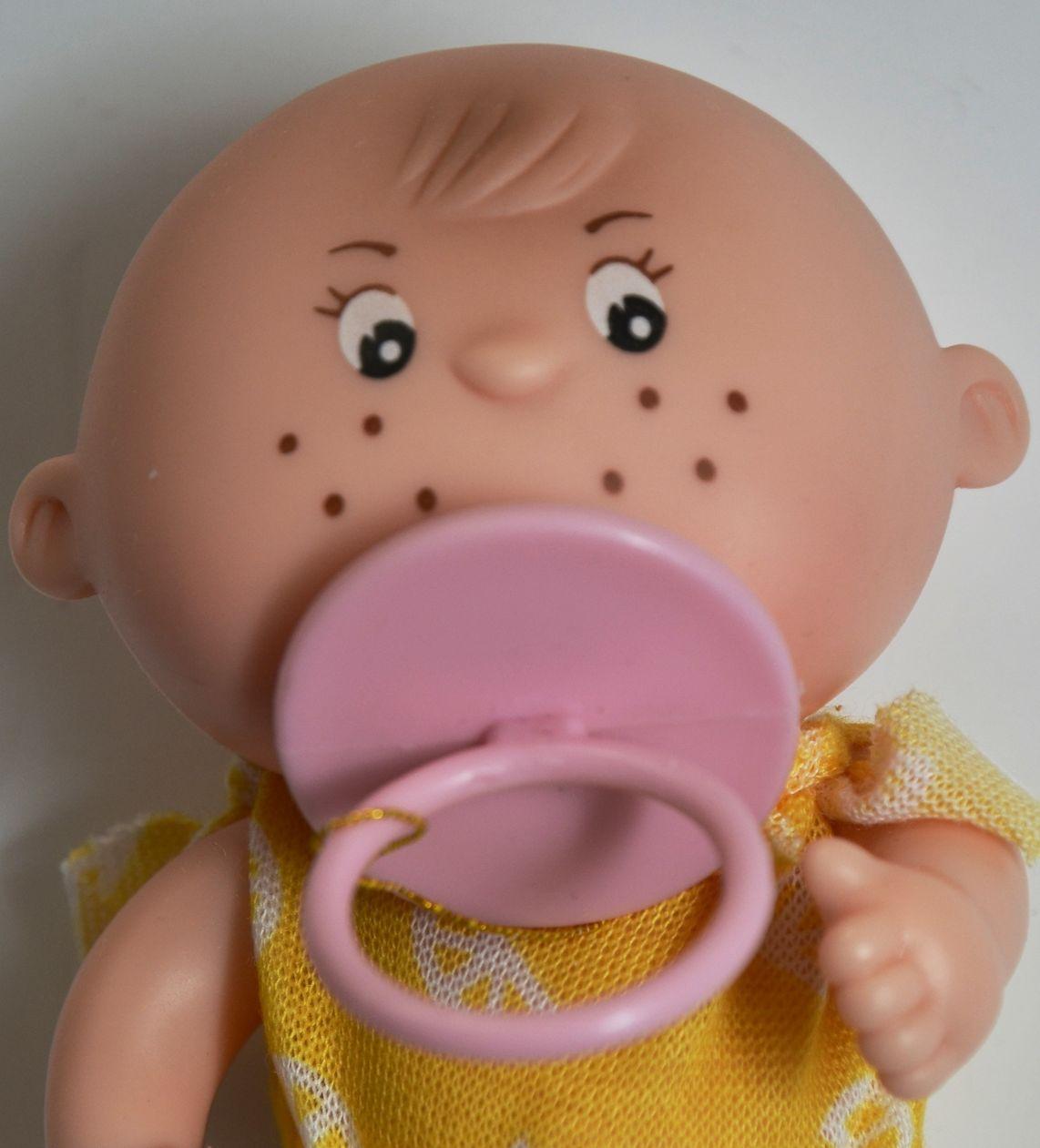 Holčička nebo chlapeček ve žlutém oblečku od firmy Berjuan