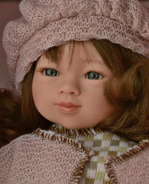 Realistická panenka - holčička - Célia v baretu od firmy D´nenes