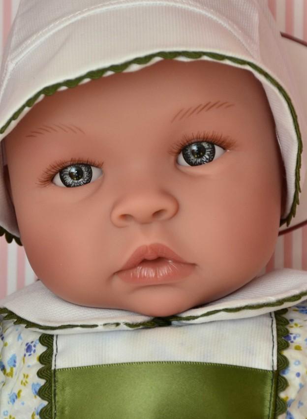 Realistické miminko - chlapeček LEO v bílém kloboučku se zeleným lemováním - od firmy ASIVIL ze Španělska