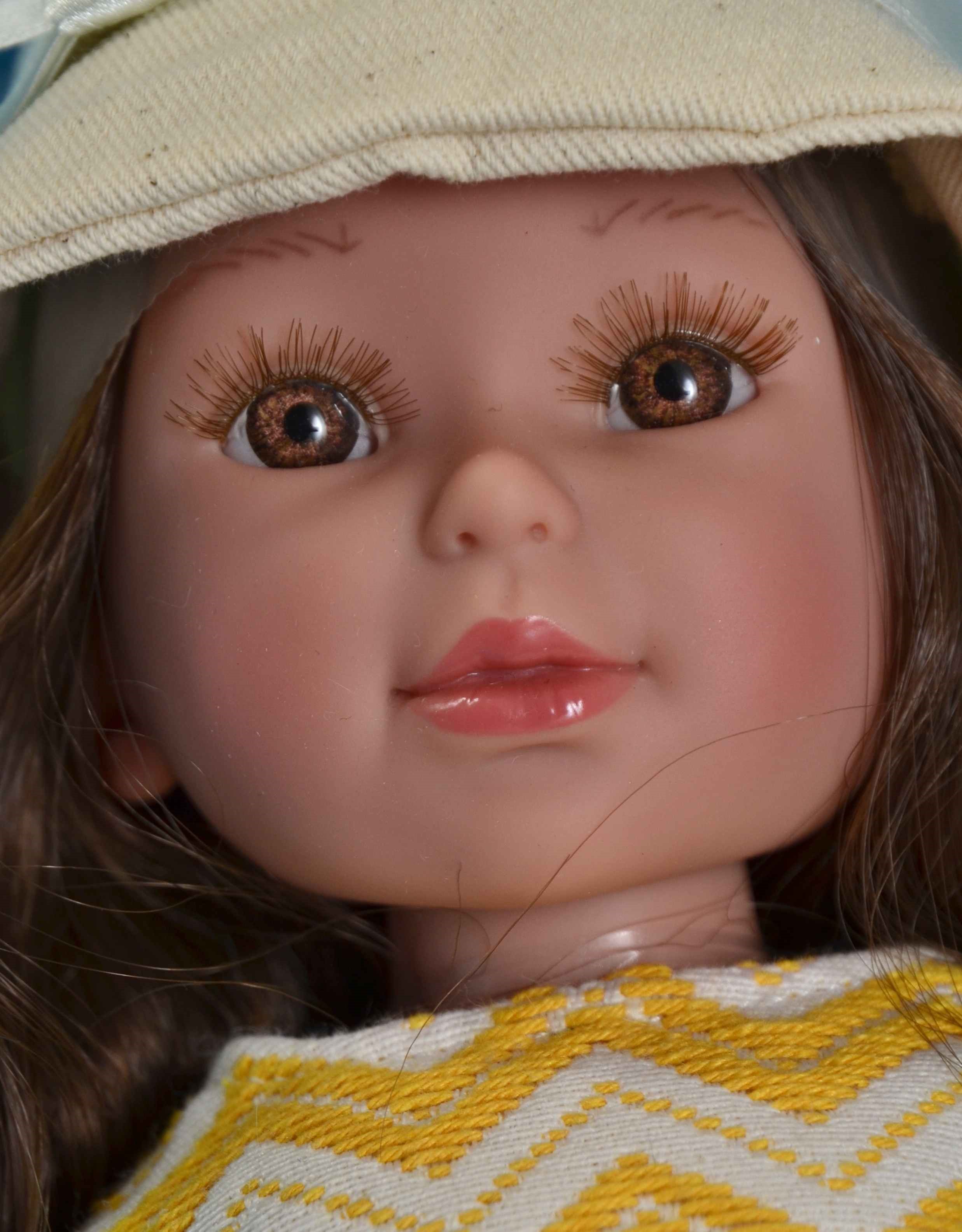 Realistická panenka Paulina ve žlutobílých šatech od firmy Vestida de Azul