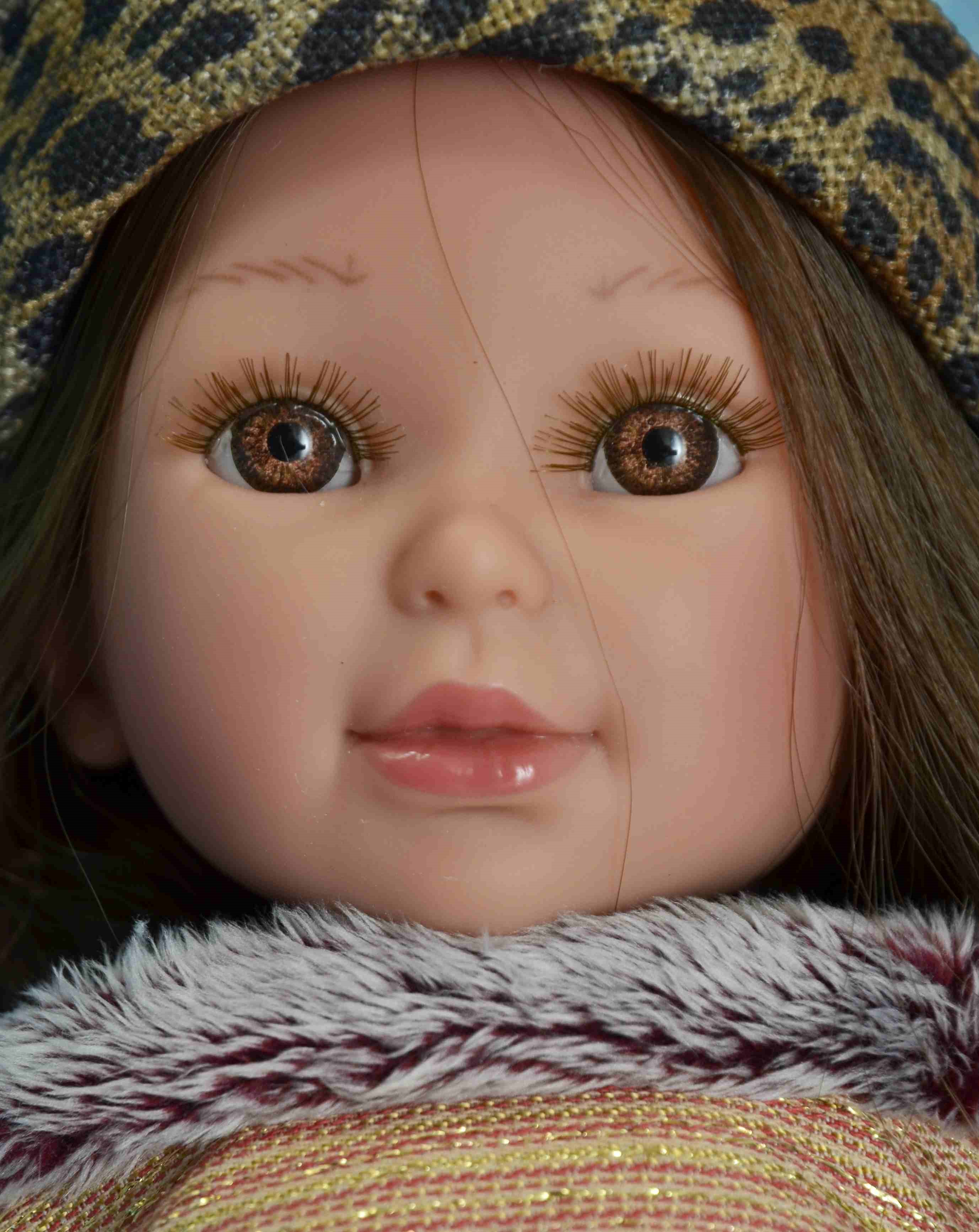 Realistická panenka Paulina v tygrovaném kloboučku od firmy Vestida de Azul