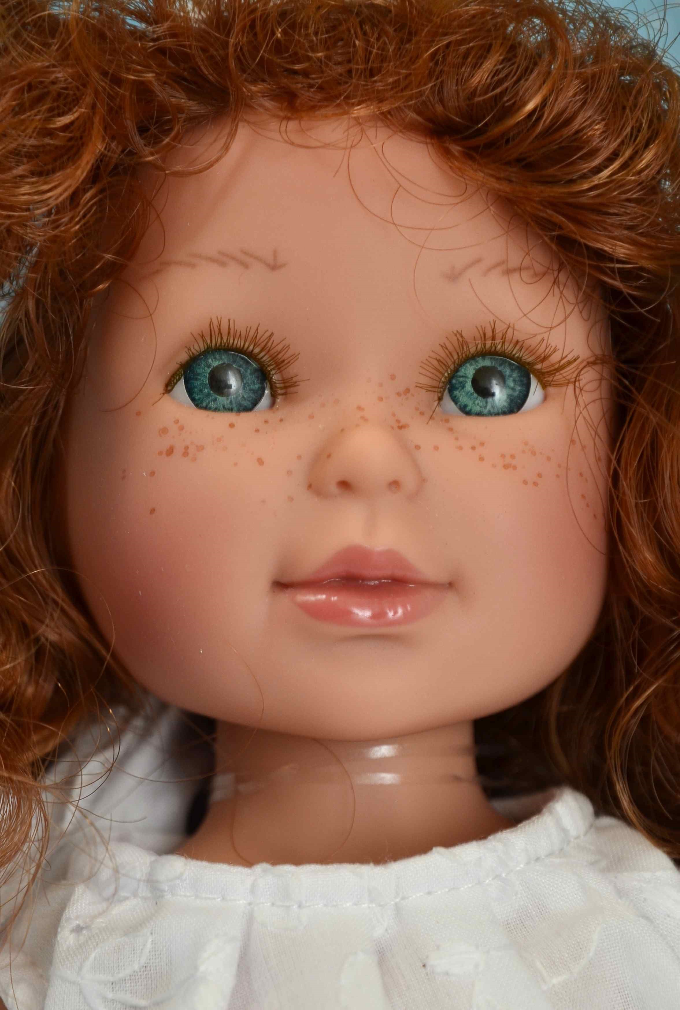 Realistická panenka Paulina v bílých šatech od firmy Vestida de Azul