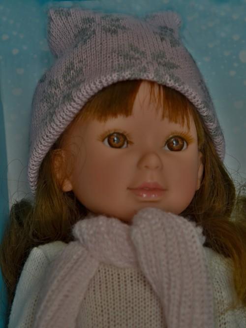 Realistická panenka Paulina v zimní čepici od firmy Vestida de Azul