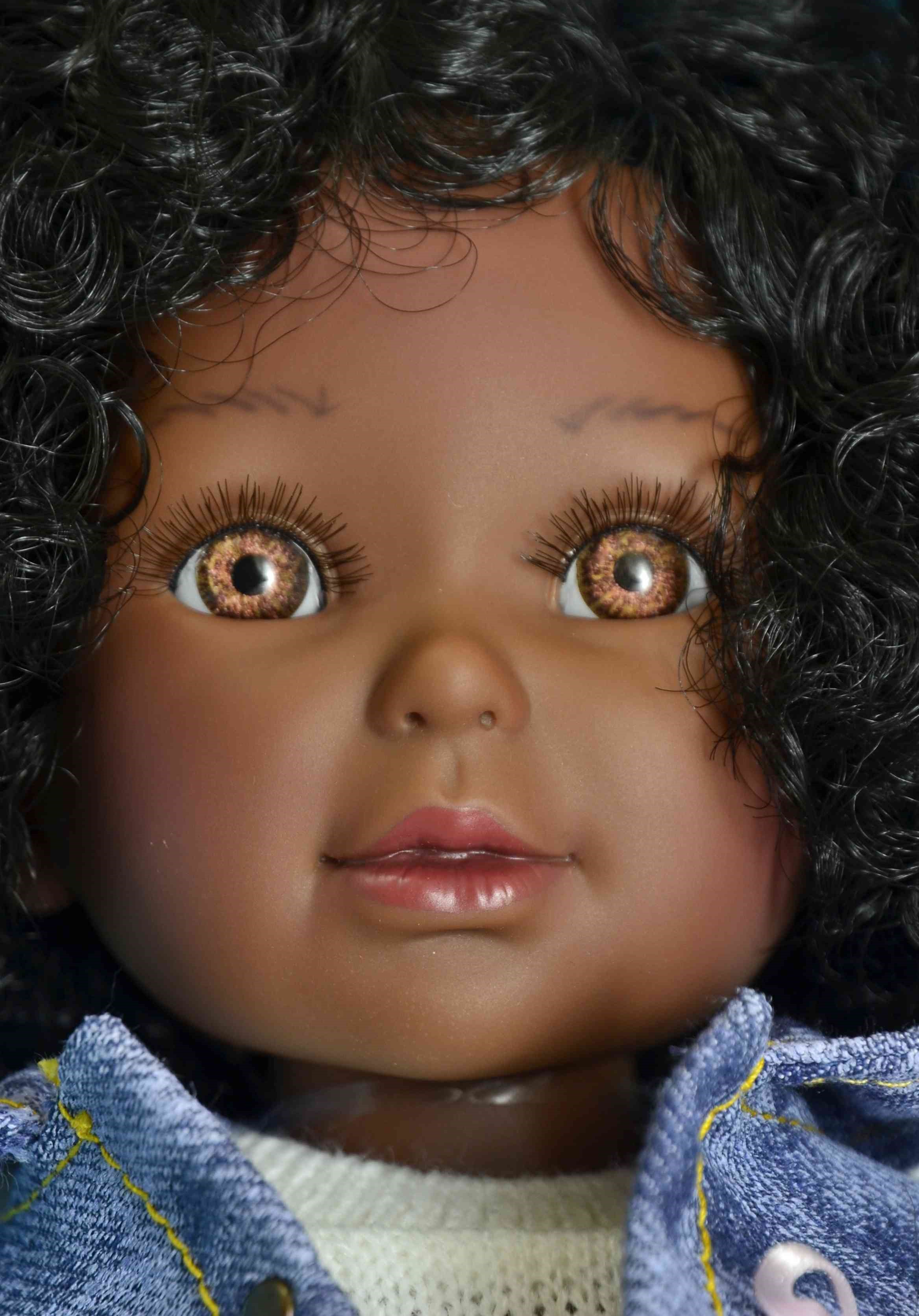 Realistická panenka černoška Paulina v riflové vestě od firmy Vestida de Azul