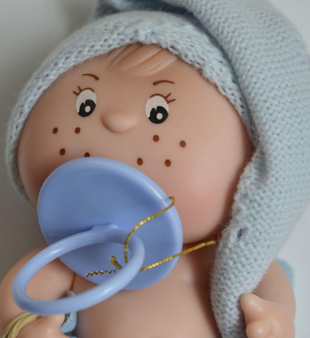 Chlapeček v modré dlouhé čepičce od firmy Berjuan