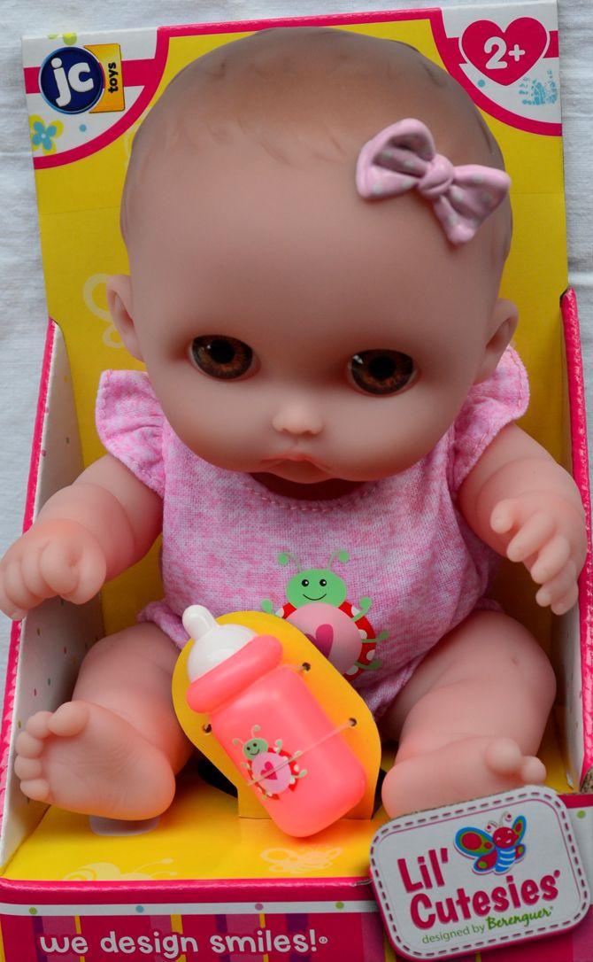 Ebbi - panenka s růžovou mašličkou od firmy JC Toys ze Španělska