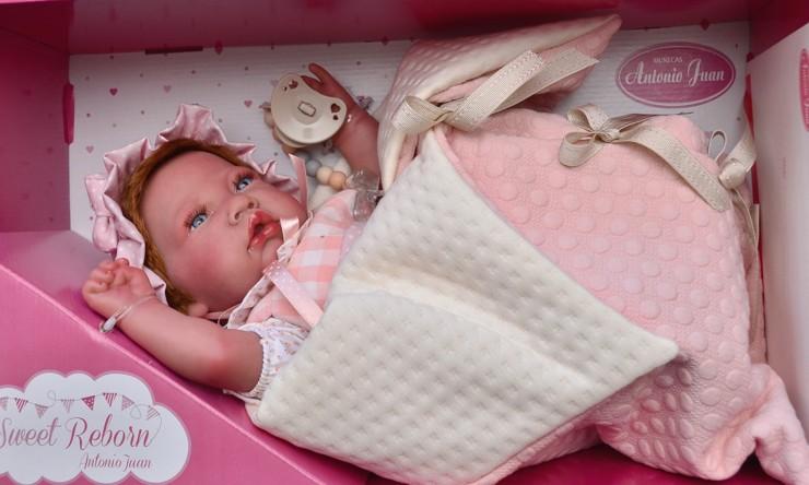 Sweet Reborn  -miminko s zrzavými vlásky ve spacím pytli od Antonio Juan