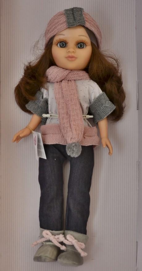 Realistická panenka Sofy s pletenou čelenkou od firmy Berjuan