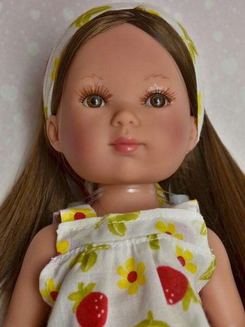 Realistická panenka holčička Carlota s čelenkou s jahodami od firmy Vestida de Azul