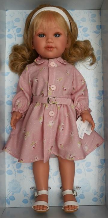 Realistická panenka Coral v růžových šatech na knoflíčky od firmy Vestida de Azul