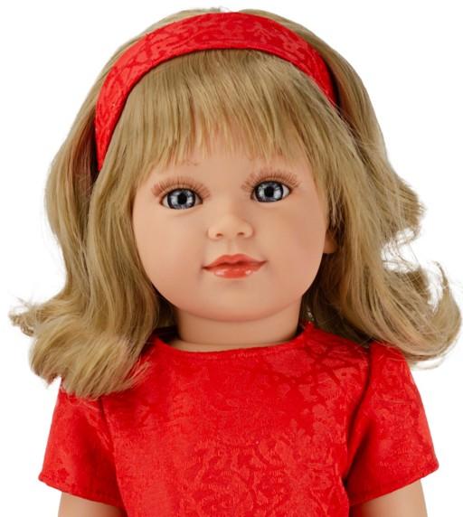 Realistická panenka Coral v  červených šatech a čelence od firmy Vestida de Azul