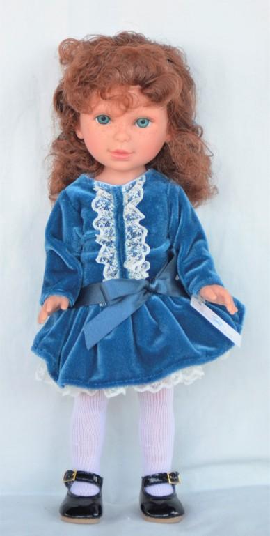 Realistická panenka Paulina v sametových šatech od firmy Vestida de Azul