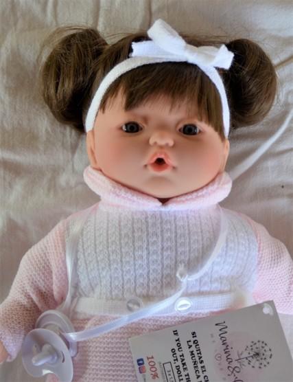 Realistická plačící panenka  - Blaženka v růžovo-bílýc  pletených šatech   od španělské firmy Marina & Pau