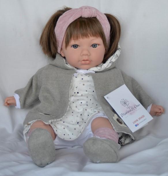 Realistická panenka tmavovlasá Alina v zimním oblečení od španělské firmy Marina & Pau