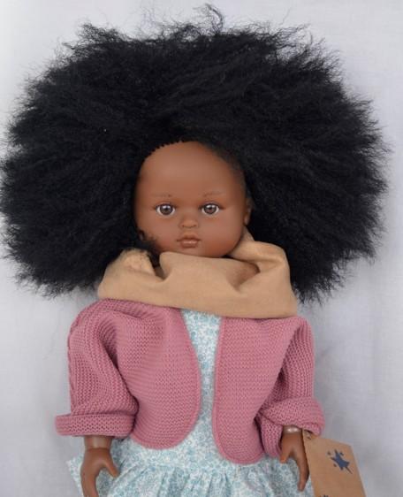 Snědá Nani s účesem "afro" od firmy Lamagik ze Španělska