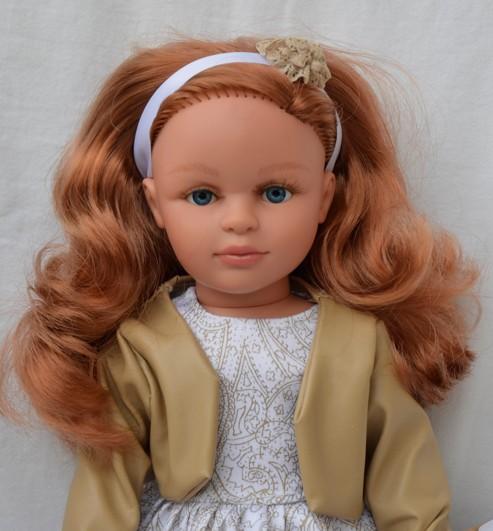 Realistická panenka  Nina ve zlato-bílých šatech od firmy Lamagik ze Španělska