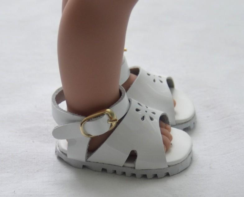 Větší bílé sandály