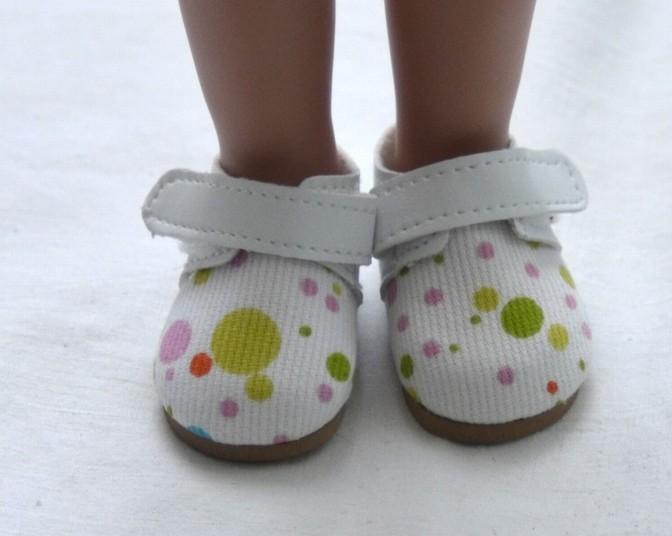 Bílé boty s pestrou špičkou se zapínáním na suchý zip