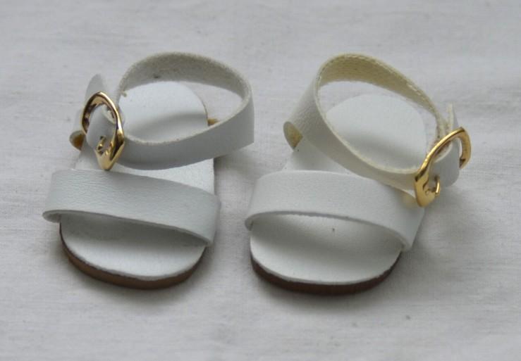 Bílé sandály se zapínáním na přezku 2