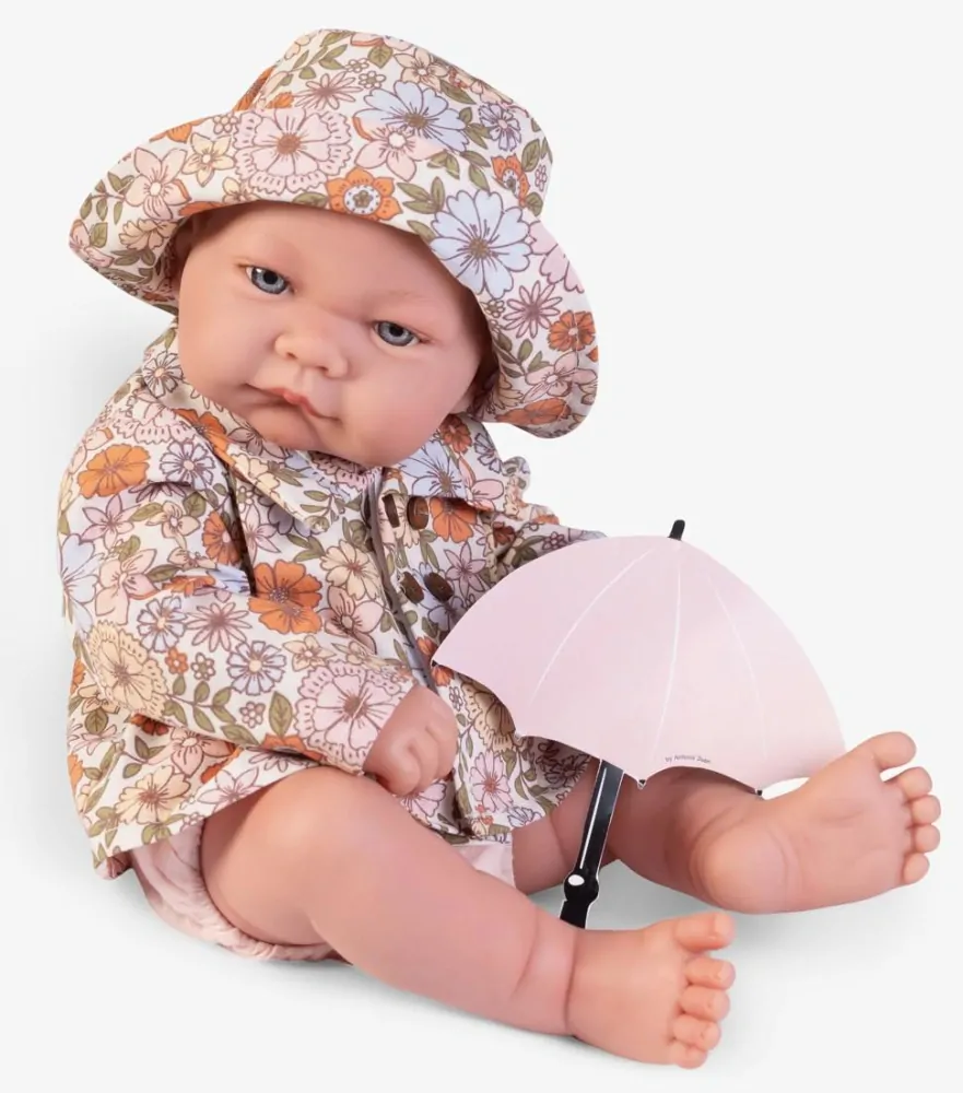 Miminko holčička Nica v květovaném oblečku do deště od firmy Antonio Juan ze Španělska