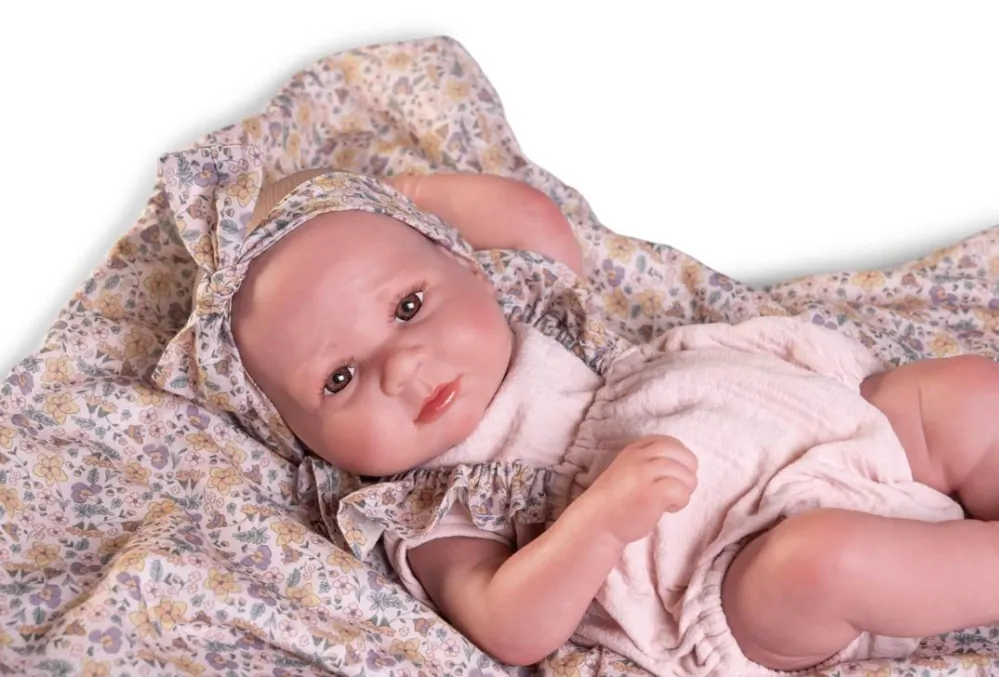 Reborn miminko - Sweet Reborn Luca na květované dečce od Antonio Juan