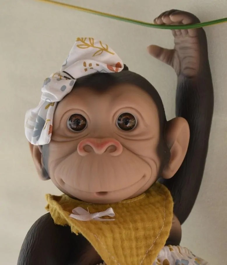 Opička v kalhotkách a žlutém bryndáčku od RosaToys