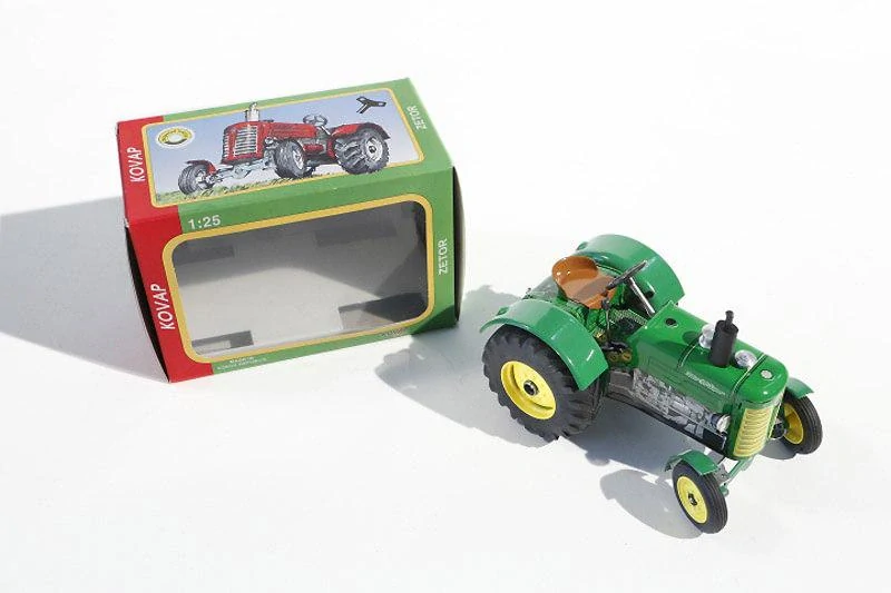 Zelený traktor Zetor 25A