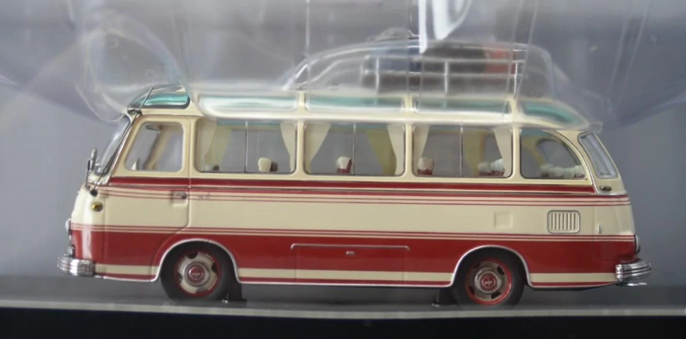 Béžovo-červený autobus se zahrádkou a zavazadly