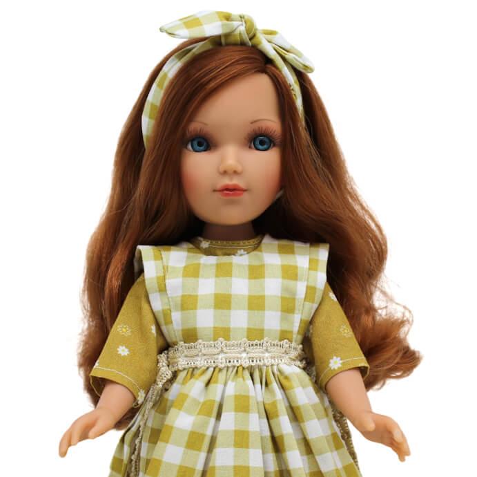 Panenka Mari´s v puntíkových šatech hořčicové barvy od firmy Folk Artesanía