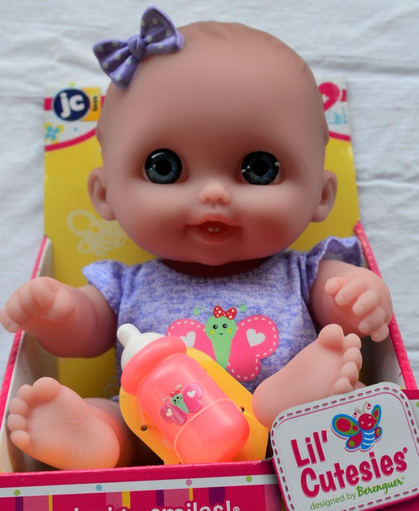 Abbi - panenka s fialovou mašličkou od firmy JC Toys ze Španělska
