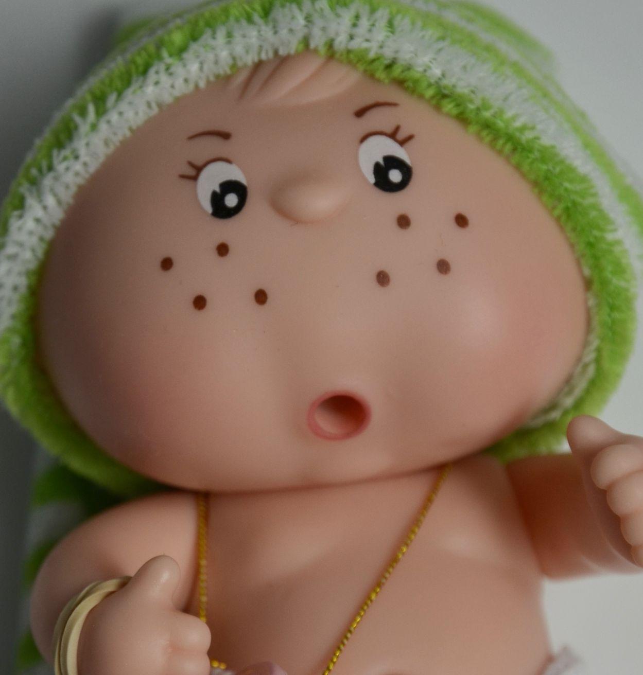 Holčička v pruhované zelenobílé čepičce od firmy Berjuan