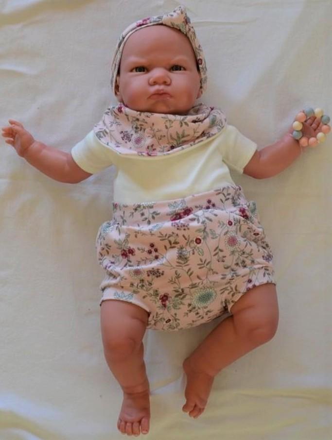Reborn miminko -  Můj první reborn -Berta v soupravičce s kvítky   od Antonio Juan